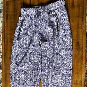 Jogger pants with geometric pattern